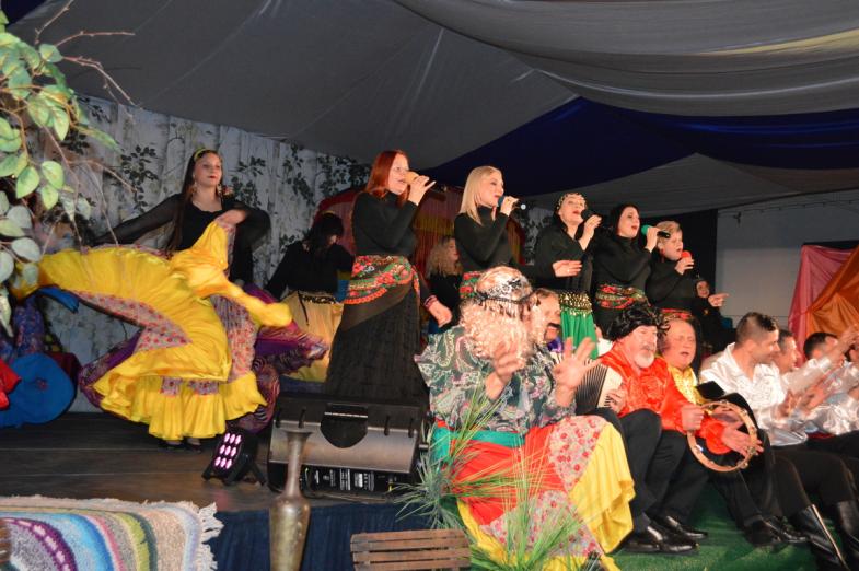 Kolory, muzyka i cygański klimat. Gminny Dzień Kobiet w Sławacinku Starym