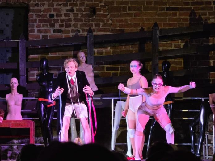 Zamek w Liwie stolicą teatru – IV Festiwal Teatralny w plenerze zakończony sukcesem