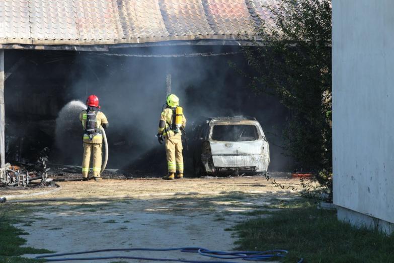 Pożar na posesji w Wojcieszkowie. Spłonęło auto i skuter