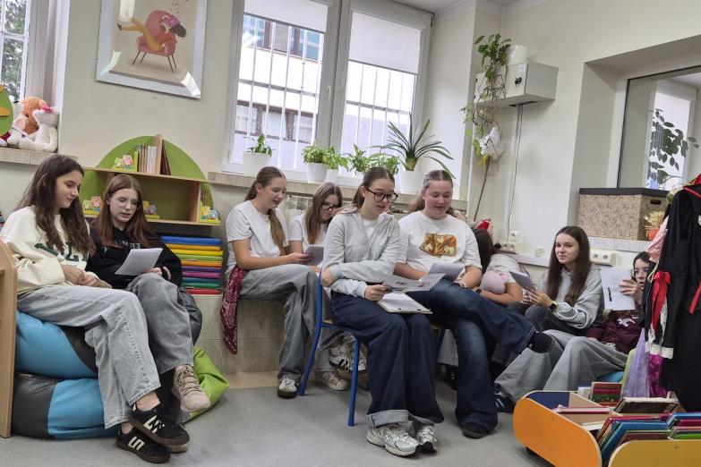 Młodzi uczą seniorów, seniorzy uczą młodych. Międzypokoleniowe spotkanie w Garwolinie
